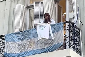 La historia detrás del buzo que mostró CFK en el balcón del Instituto Patria