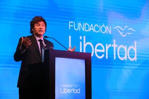De la motosierra al stand up en la Fundación Libertad: las burlas de Javier Milei y las  reacciones a su discurso