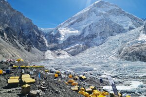 Nepal: ordenan limitar permisos de ascenso al Everest (Fuente: AFP)