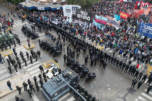 Masiva movilización contra el ajuste de Petovello y Milei (Fuente: AFP)