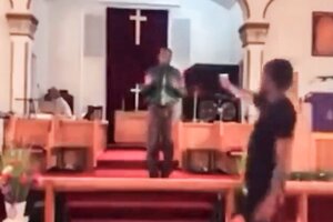 Así fue el momento en el que un hombre intentó dispararle a un pastor en una iglesia