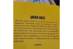 Javier Milei, recibido en la UBA y doctorado en California, según la solapa de un libro en España (Fuente: Twitter)