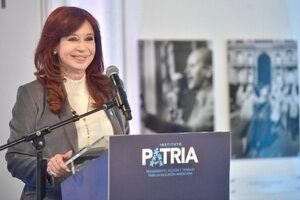 Cristina Kirchner con paños fríos a la interna y los cañones contra Javier Milei y la Ley Bases