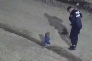 Insólito: policía rescató a bebé gateando solo en la madrugada en Córdoba