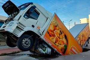 Córdoba: un camión fue "tragado" por el asfalto