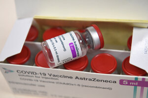 Una cordobesa entabló la primera demanda contra AstraZeneca por la vacuna contra la covid-19 (Fuente: AFP)