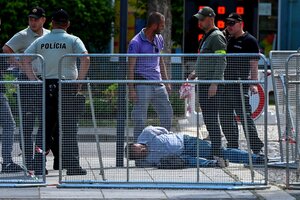 Estremecedor video: el momento en que fue atacado a tiros el primer ministro de Eslovaquia, Robert Fico (Fuente: NA)