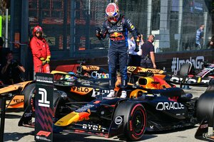 Verstappen subido a su Red Bull luego de hacer la vuelta más rápida (Fuente: AFP)