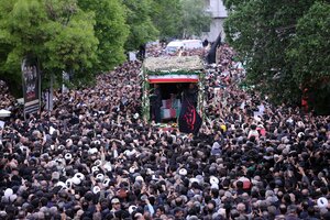 Funeral del presidente Ebrahim Raisi: las imágenes conmovedoras de la multitudinaria despedida en Irán