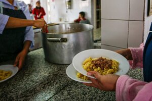El hambre en los barrios: "La gente se pelea por un plato de comida" (Fuente: AFP)