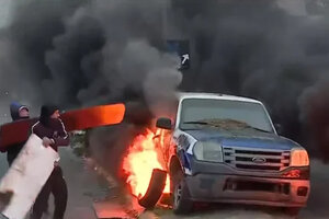 Un grupo de repartidores incendió cinco vehículos, entre ellos un móvil policial