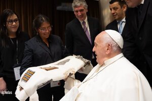  La norteña Graciela Gaspar y su obsequio comunitario al Papa (Fuente: Scholas)