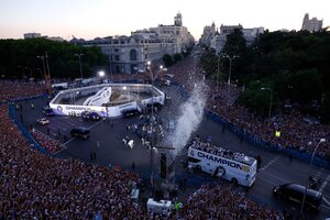 Carlo Ancelotti bailó y jijeó en los festejos del Real Madrid (Fuente: NA)