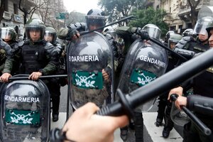 Vuelan palos: los videos de la represión en las afueras del Congreso (Fuente: Leandro Teysseire)