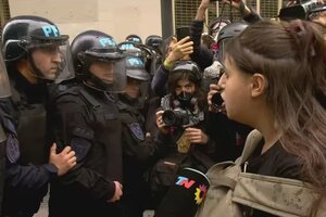 "Estás a tiempo, sacate el casco": una manifestante hizo llorar a un policía durante la represión (Fuente: Captura de pantalla)