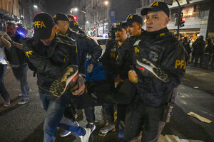 "Lo arrastraron 30 policías y lo asfixiaron": el drama de uno de los detenidos durante la represión en el Congreso (Fuente: AFP)