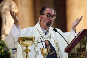 El obispo Carrara pidió disculpas por los cánticos contra el gobierno en una misa