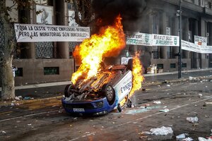 Represión en el Congreso: ¿Alguien investiga el incendio del auto de Cadena 3?  (Fuente: Leandro Teysseire)