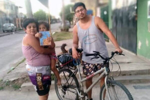 El Verso Nómade: un excartonero comparte sus libros y los reparte en bicicleta