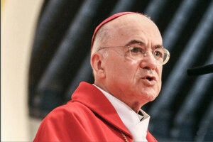 Excomulgan a un arzobispo por atacar al Papa