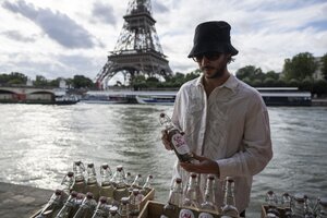 Francia: un artista vendió botellas de agua "ligeramente contaminadas" del río Sena (Fuente: AFP)