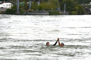 La ministra de Deportes de Francia se bañó en en el río Sena para demostrar que el agua está apta (Fuente: EFE)