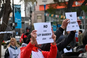 Docentes de Neuquén van al paro en rechazo a la ley de presentismo (Fuente: Río Negro)