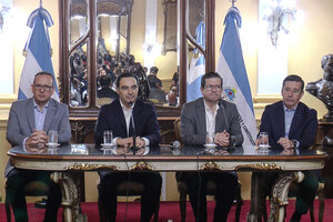 El gobernador de Corrientes Gustavo Valdés dio una extraña rueda de prensa