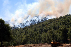 Los bomberos luchan por segundo día contra un gran incendio en la isla griega de Creta