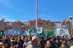 Más del 50% de los trabajadores estatales cobran sueldos por debajo de la línea de la pobreza (Fuente: NA)