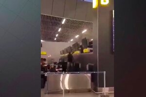 Día de furia en Chile: un hombre destrozó a martillazos las pantallas de un aeropuerto (Fuente: Capturas de video)