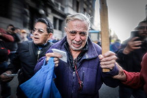 El Gobierno repartió palos y gases a los jubilados que marcharon contra el veto de Milei  (Fuente: EFE)