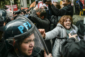 Palos para los viejos y bonos para los que reprimen, la receta del ajuste de Milei (Fuente: AFP)