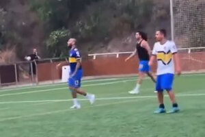 Dani Alves apareció jugando un picado en España con la camiseta de Boca (Fuente: Capturas de video)