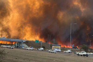 El fuego no cesa en Córdoba: cortaron la autopista a Carlos Paz y se declaró el estado de desastre