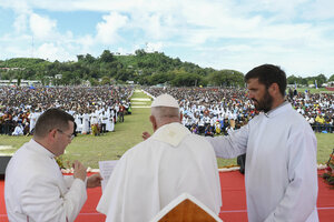 El Papa se reunió con misioneros argentinos en la selva de Papúa Nueva Guinea (Fuente: AFP)