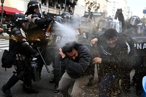 La marcha contra el veto de Milei terminó con gases, palos y balas de goma (Fuente: AFP)