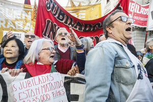 Tras el veto, jubilados piden ir a un paro general: "Estamos sobreviviendo de una manera cruel"  