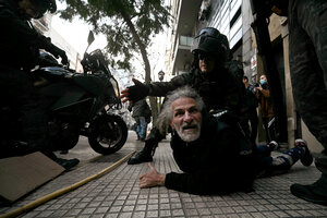 Cuánto cobran y quiénes son los policías que golpean y gasean a jubilados (Fuente: AFP)