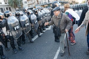 La Policía de Bullrich, otra vez desatada: reprimieron a jubilados en el Congreso  (Fuente: Archivo)