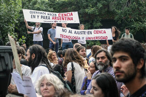 Ante el filo de la motosierra, otra vez el único escape es Ezeiza (Fuente: Leandro Teysseire)