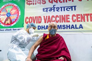 El Dalai Lama llamó a "tener coraje" y vacunarse contra el Covid luego de recibir su primera dosis