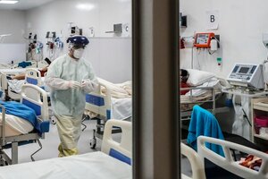 Médicos intensivistas advierten que el sistema de salud puede colapsar si no se toman medidas restrictivas contra el coronavirus