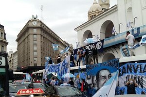 Con la fuerza de los sindicatos, el peronismo llena la Plaza de Mayo en apoyo a Alberto Fernández