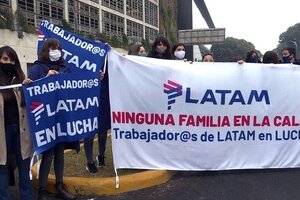 Trabajadores despedidos de LATAM reclaman urgentes reincorporaciones 