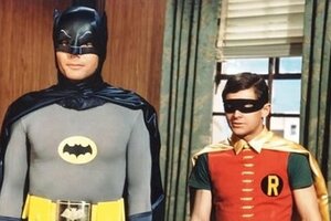 A 55 años del estreno de la serie Batman, la versión argentina interpretada por el macrismo