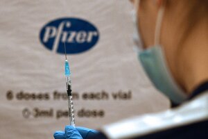 Los mails secretos que revelan las negociaciones entre el gobierno y Pfizer por la vacuna contra el coronavirus