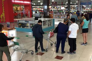 Pagarán un bono de 5000 pesos a los trabajadores de supermercados