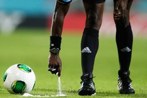 El argentino que inventó el spray para árbitros le ganó un fallo a la FIFA por 100 millones de euros