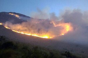 Incendios en Córdoba: el Gobierno Nacional envió dos aviones hidrantes y un helicóptero para ayudar a combatir el fuego